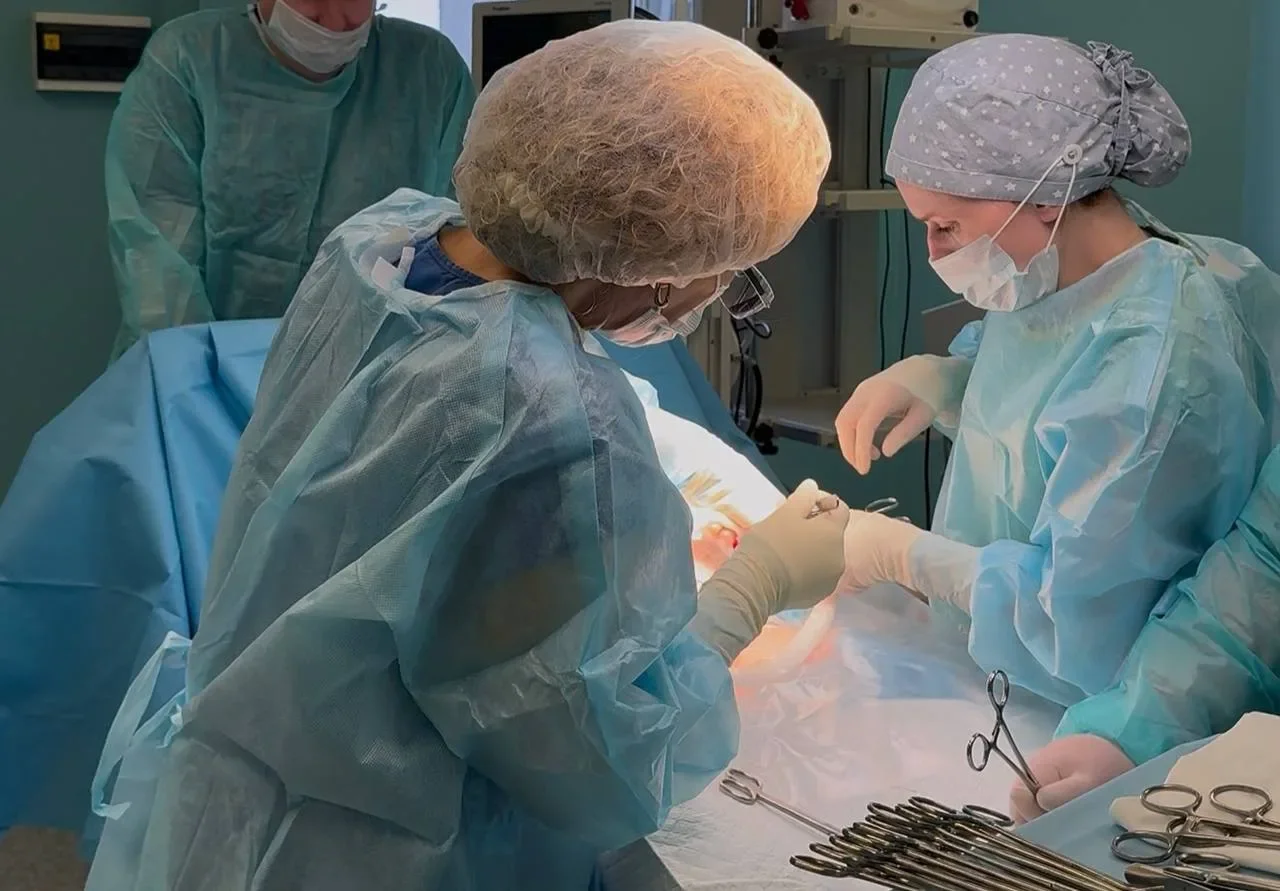 Врачи перинатального центра провели сложное кесарево сечение маме, родившей седьмого ребенка