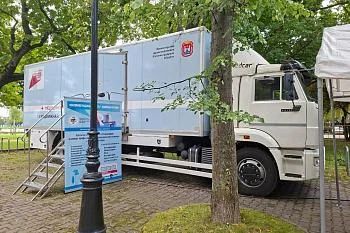 Передвижной медицинский комплекс переехал с Верхнего озера в сквер у монумента «Мать-Россия» Передвижной медицинский комплекс переехал с Верхнего озера в сквер у монумента «Мать-Россия»