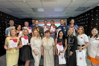 3 июля в Центральной городской библиотеке им. А.П. Чехова прошла торжественная церемония вручения удостоверений и нагрудных знаков «Почётный донор России». 3 июля в Центральной городской библиотеке им. А.П. Чехова прошла торжественная церемония вручения удостоверений и нагрудных знаков «Почётный донор России».