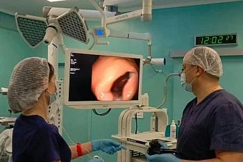 В онкоцентре женщине удалили большую опухоль сигмовидной кишки, не уходя в полостную операцию 